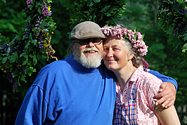 Eva Lis och krister framför midsommarstång.