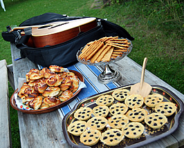 Bullar, blåbärspajer på bord med en gitarr.